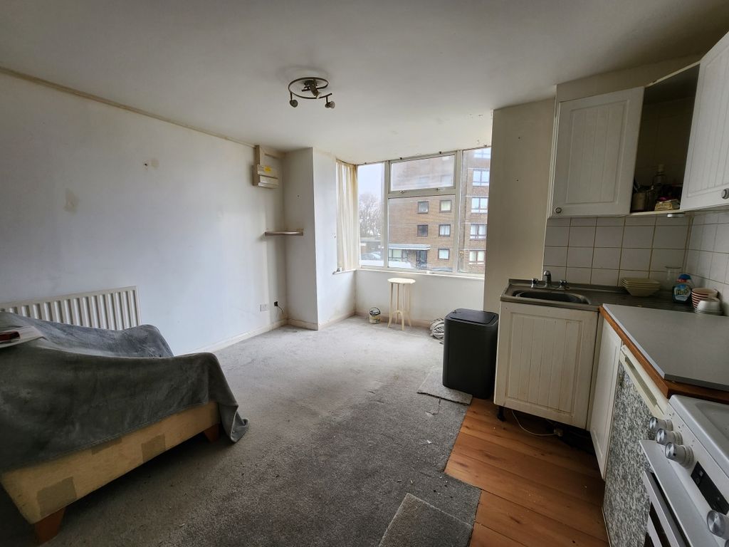 2 bed flat to rent in Granville Road, Littlehampton BN17, £950 pcm