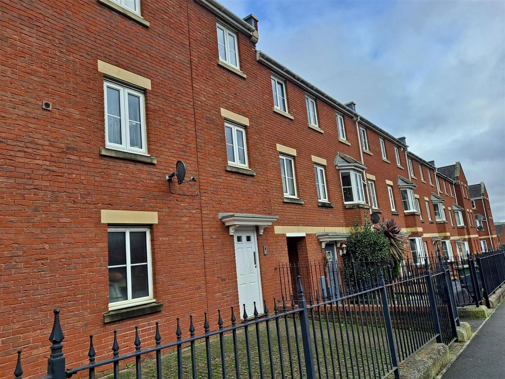 2 bed flat to rent in Heraldry Way, Exeter EX2, £1,050 pcm