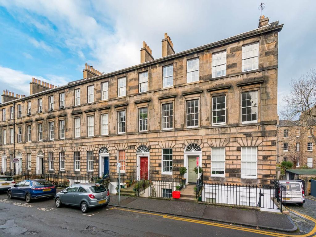 3 bed flat to rent in Cumberland Street, New Town, Edinburgh EH3, £2,150 pcm