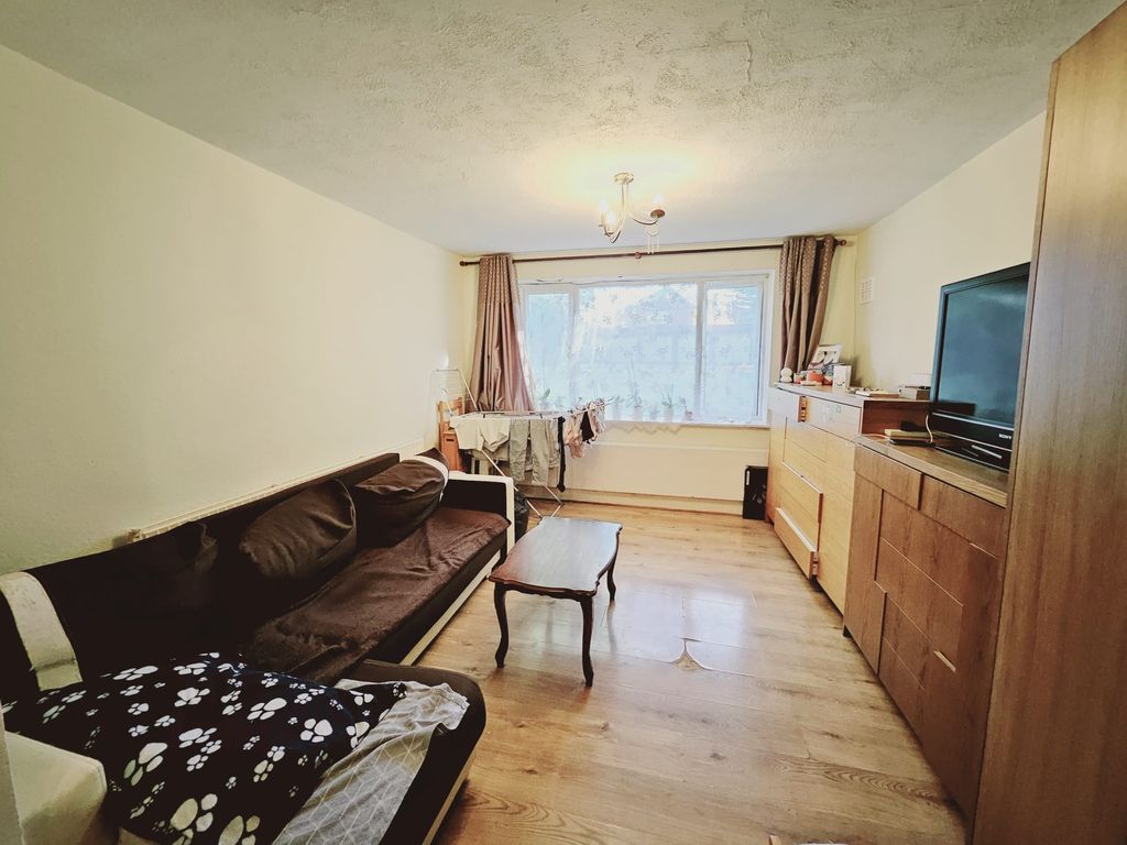 2 bed flat for sale in Farm Villas, Farm Road, Edgware HA8, £300,000