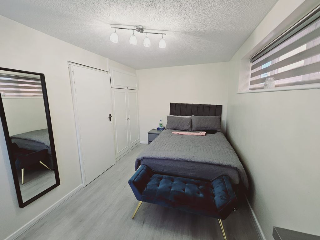 1 bed maisonette for sale in Burrell Close, Edgware HA8, £280,000