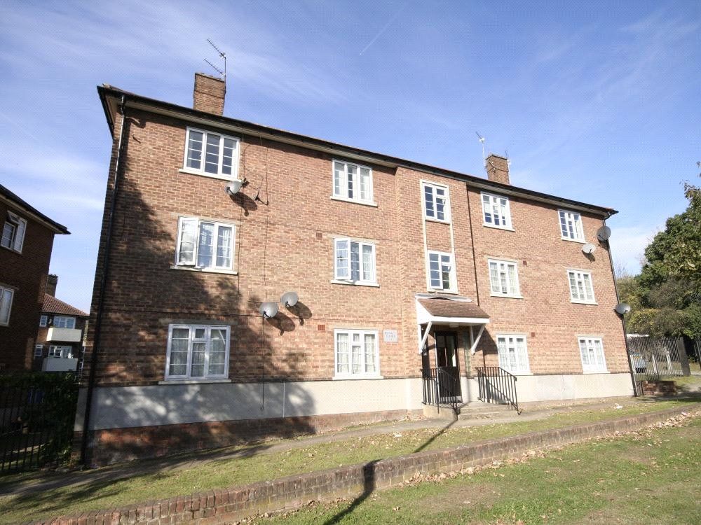 3 bed flat for sale in Bittacy Court, Frith Lane, Mill Hill, London NW7, £400,000