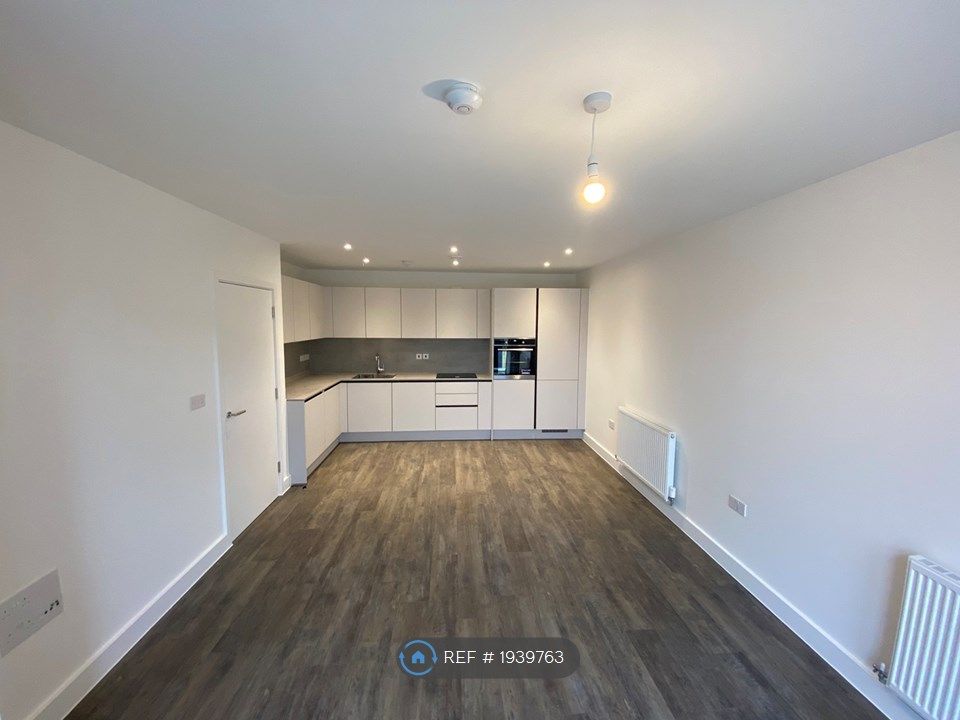 2 bed flat to rent in Eastern Avenue, Ebsfleet Valley, Swanscombe, Kent DA10, £1,750 pcm