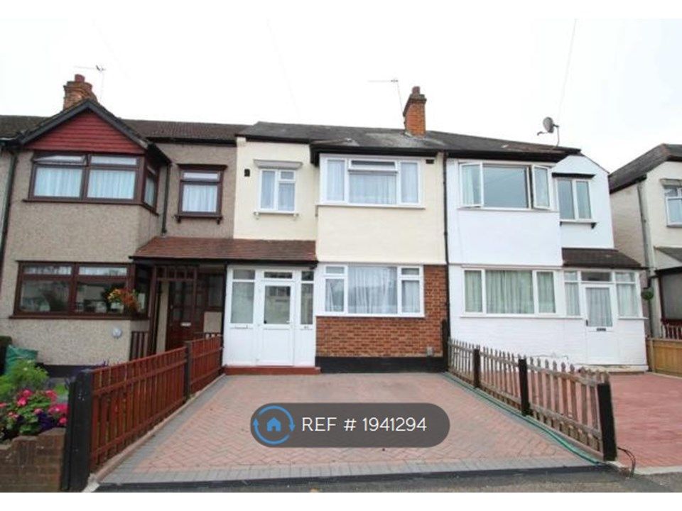 3 bed terraced house to rent in Cromwell Ave, New Malden KT3, £2,300 pcm