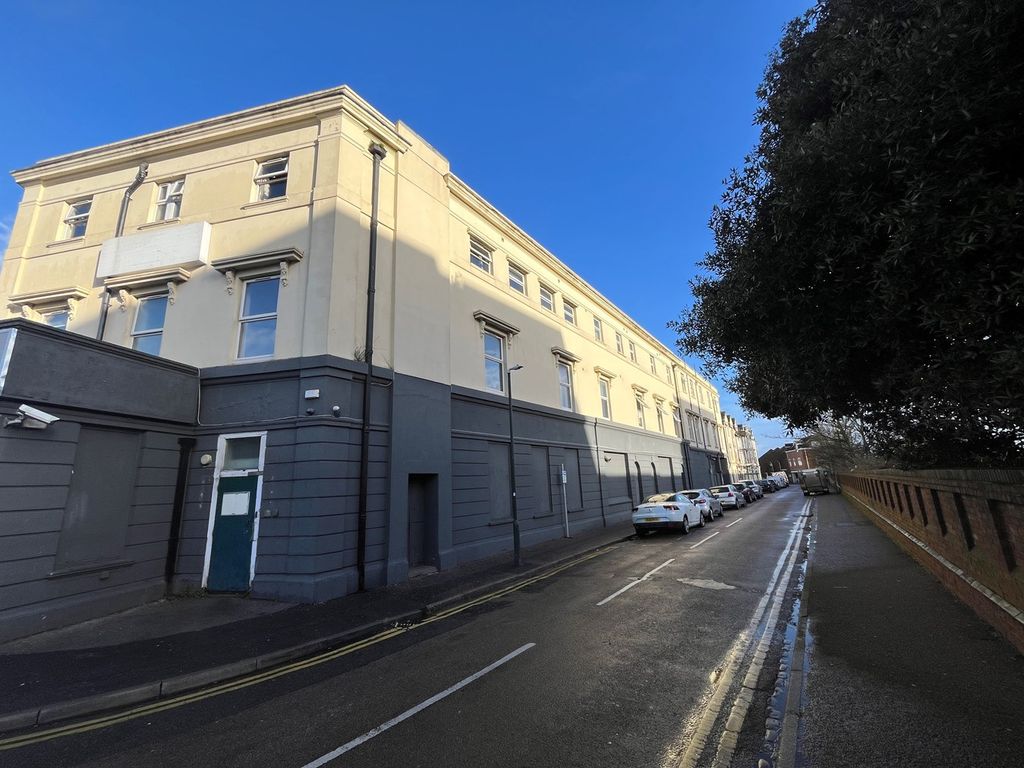 Studio to rent in 140-142 Holdenhurst Road, Bournemouth BH8, £575 pcm