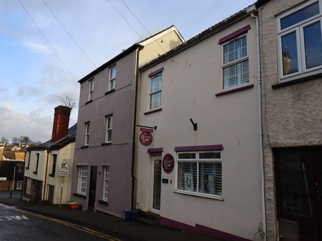 2 bed flat to rent in Middle Street, Chepstow NP16, £950 pcm