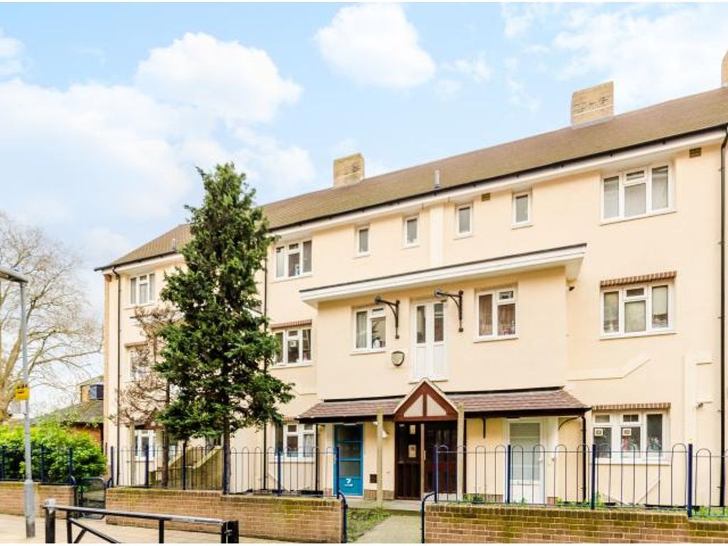 1 bed flat for sale in Pemell Close, London E1, £285,000