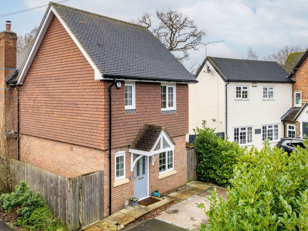 3 bed detached house for sale in Green Lane, Lingfield RH7, £550,000