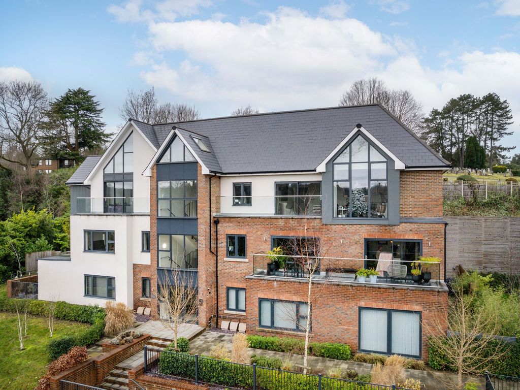 2 bed flat for sale in Church Hill, The Gardens Church Hill CR3, £550,000
