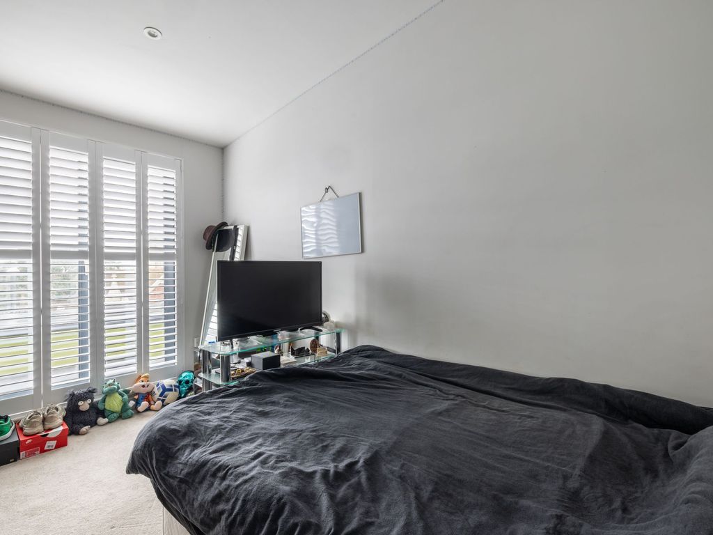 2 bed penthouse for sale in South Road, Haywards Heath RH16, £300,000