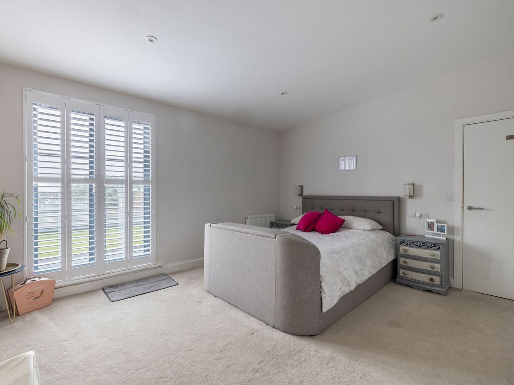 2 bed penthouse for sale in South Road, Haywards Heath RH16, £300,000