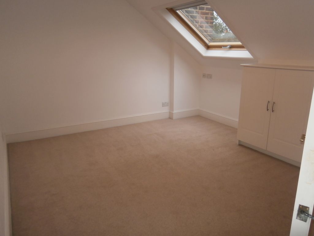 Room to rent in Very Near Warwick Road Area, Ealing Broadway South W5, £1,100 pcm