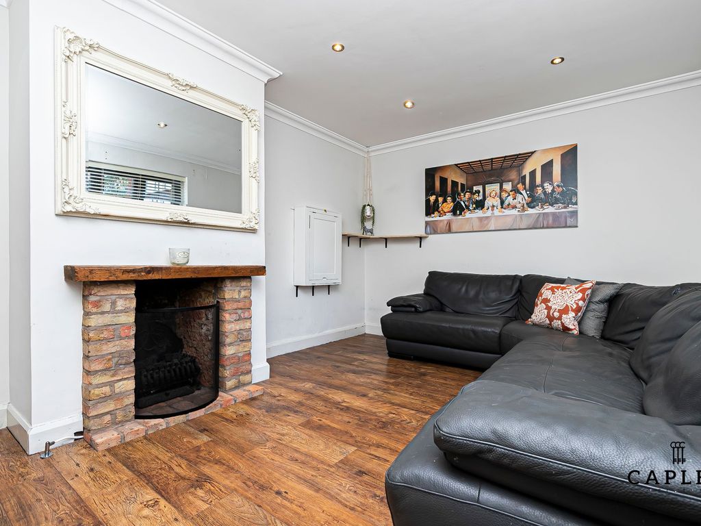 3 bed detached house for sale in Roding View, Buckhurst Hill IG9, £675,000