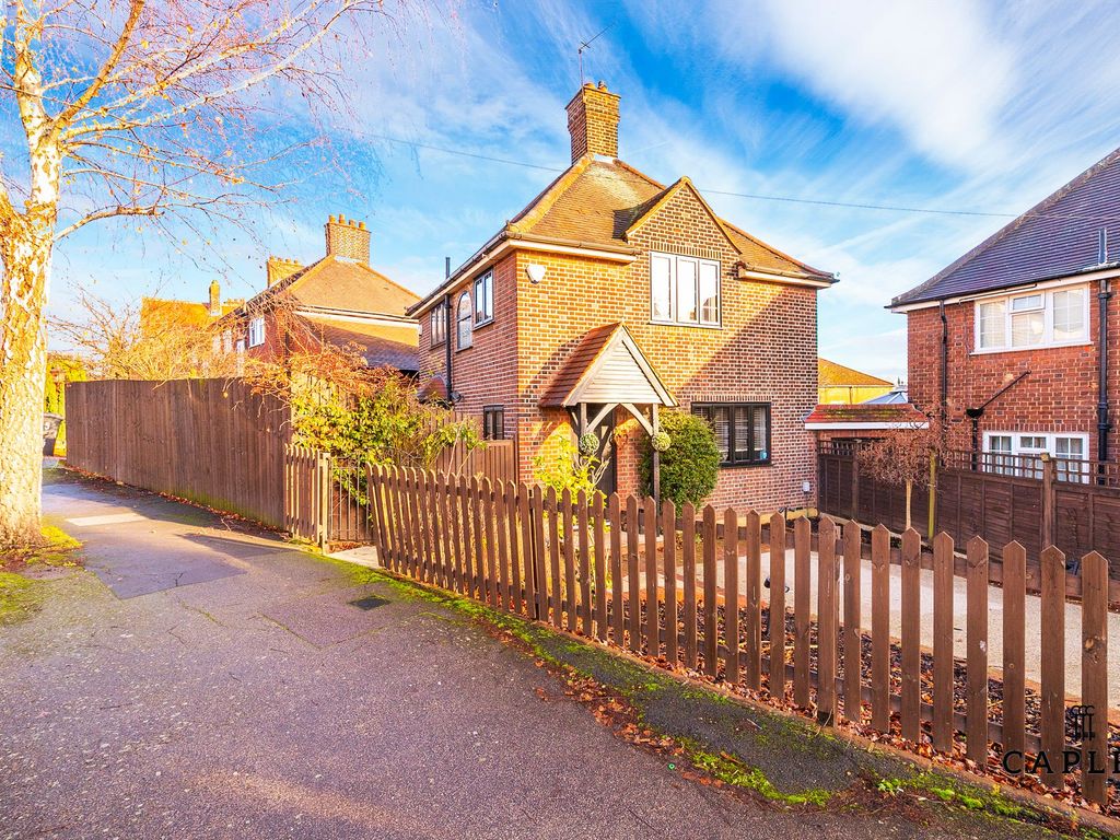 3 bed detached house for sale in Roding View, Buckhurst Hill IG9, £675,000