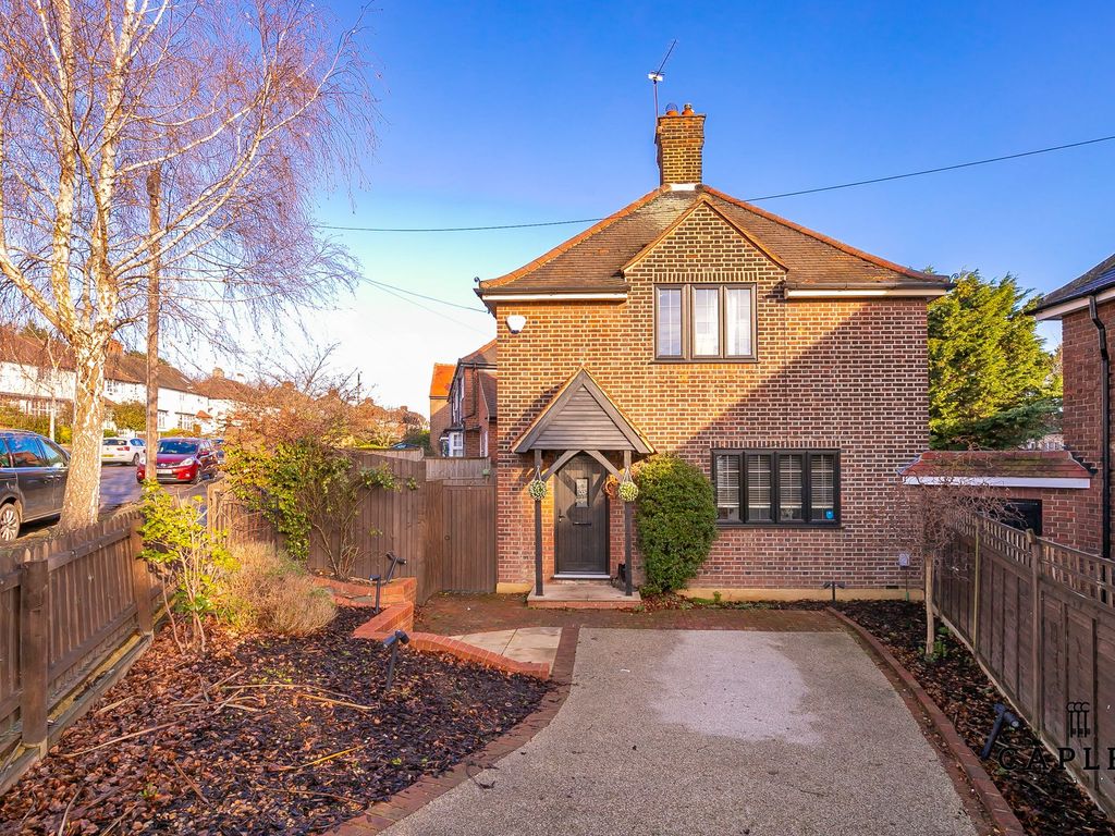 3 bed detached house for sale in Roding View, Buckhurst Hill IG9, £675,000