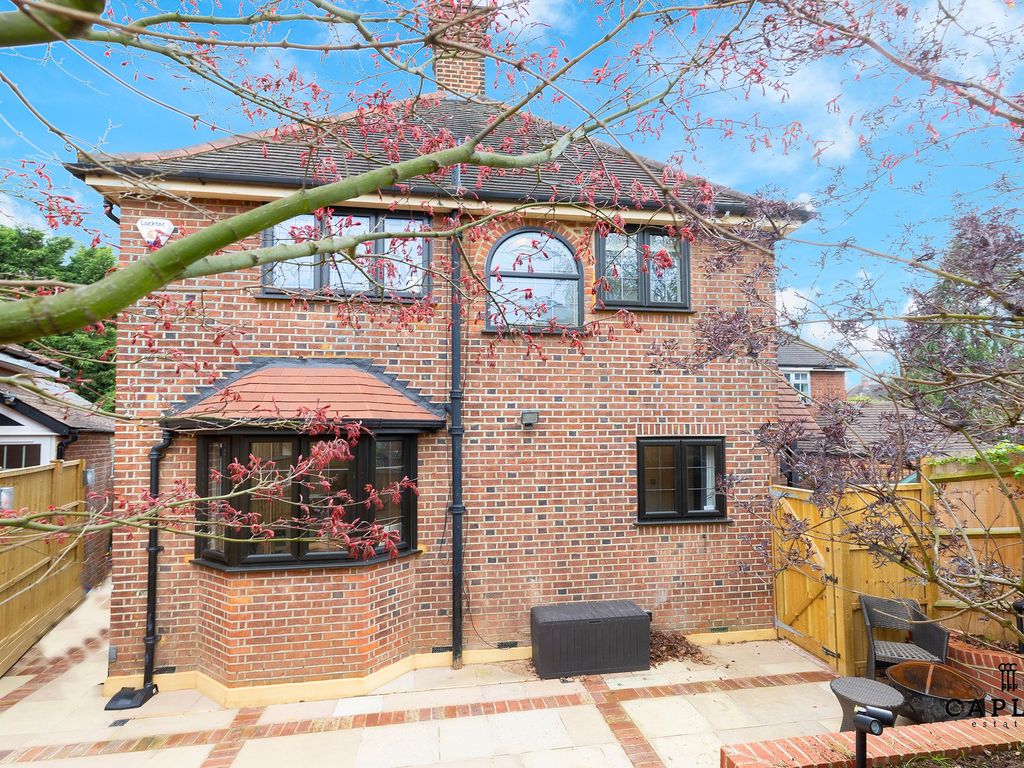 3 bed detached house for sale in Roding View, Buckhurst Hill IG9, £675,000