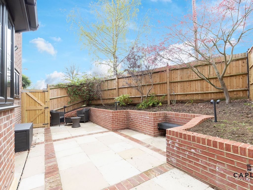 3 bed detached house for sale in Roding View, Buckhurst Hill IG9, £675,000