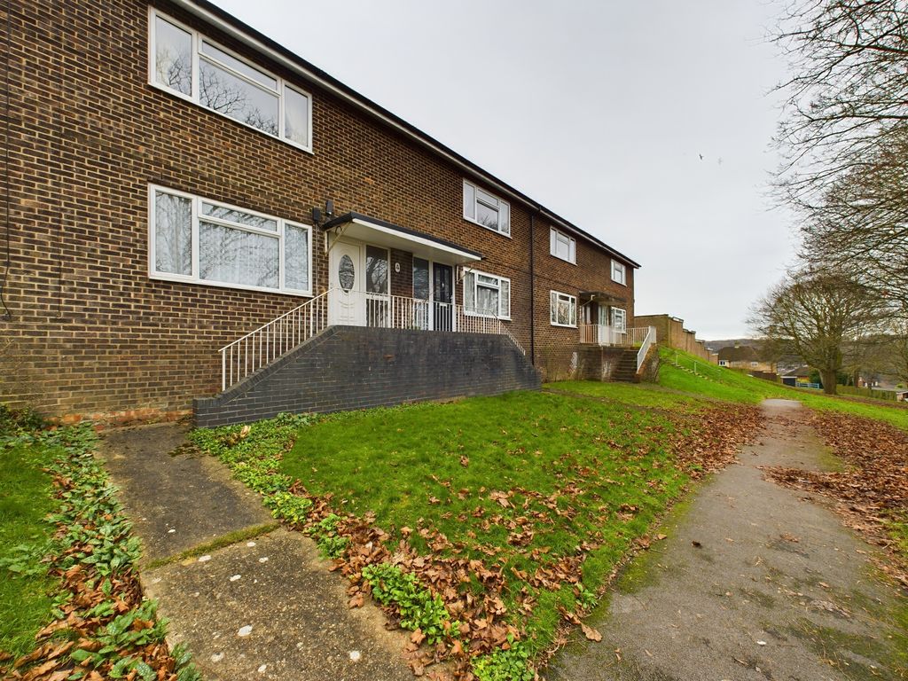 2 bed flat for sale in Linchfield, High Wycombe HP13, £290,000