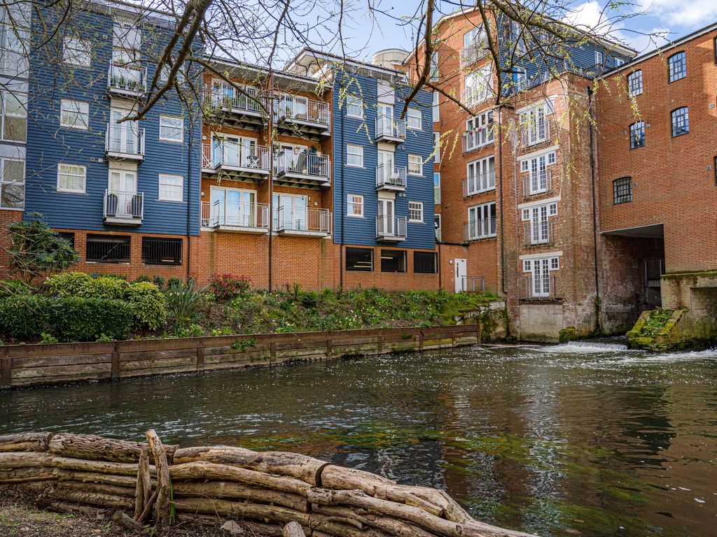 3 bed flat for sale in Barton Mill Road, Canterbury CT1, £375,000