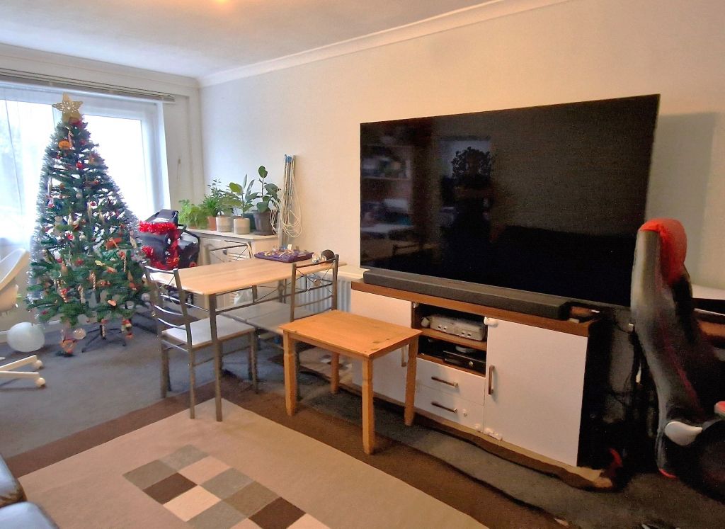 2 bed flat for sale in Chaucer House, Bells Hill, High Barnet EN5, £289,950