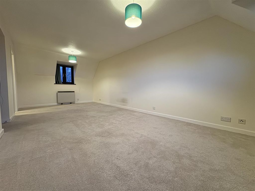 2 bed flat for sale in Stuart Court, Angle Side, Braintree CM7, £160,000