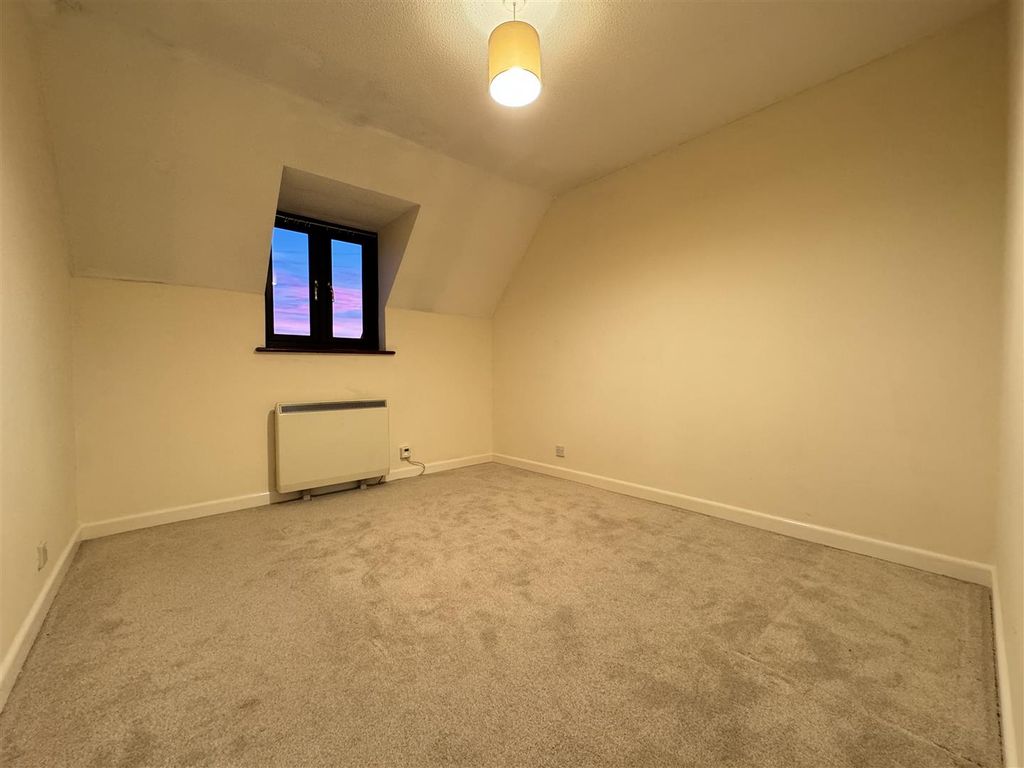 2 bed flat for sale in Stuart Court, Angle Side, Braintree CM7, £160,000