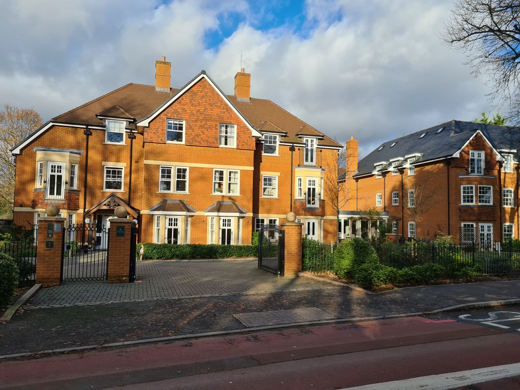 2 bed flat for sale in Dukes Ride, Crowthorne RG45, £475,000