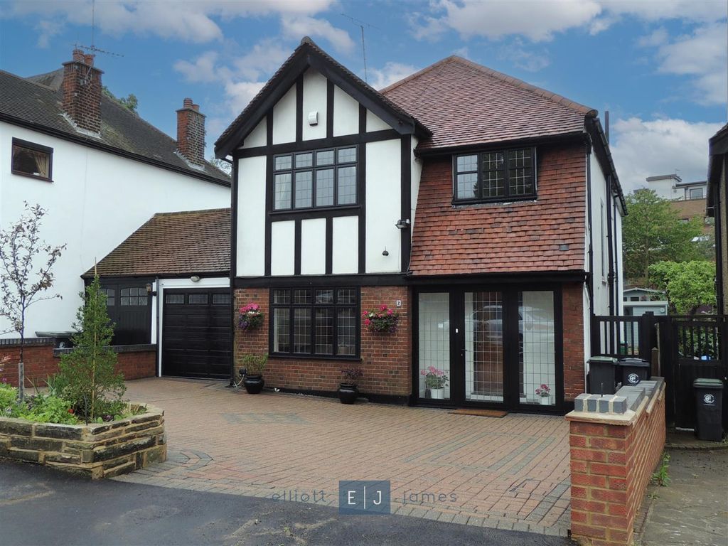 4 bed detached house for sale in Fairlands Avenue, Buckhurst Hill IG9, £1,250,000