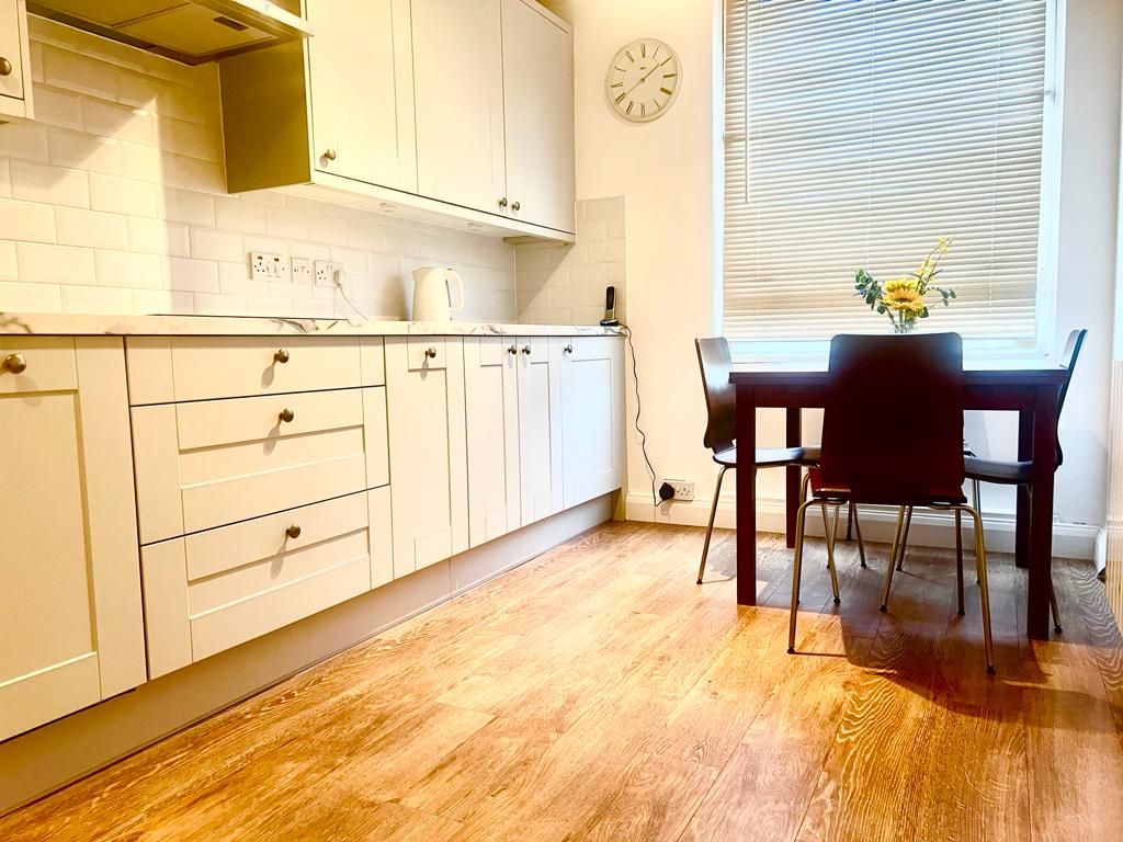 2 bed flat to rent in Bramlands Close, London SW11, £2,450 pcm