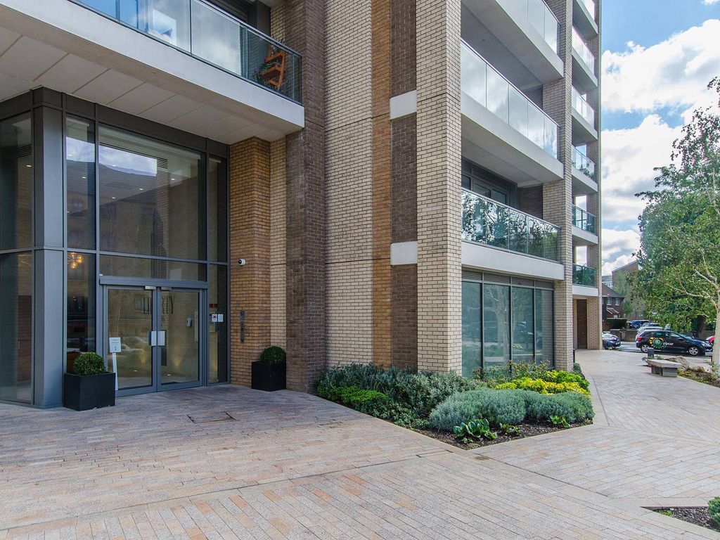 2 bed flat for sale in East Ferry Road, Canary Wharf, London E14, £665,000