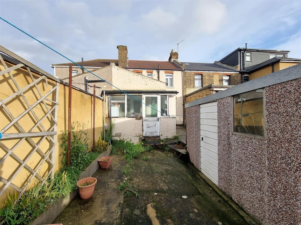 3 bed property for sale in Audley Gardens, Ilford IG3, £550,000