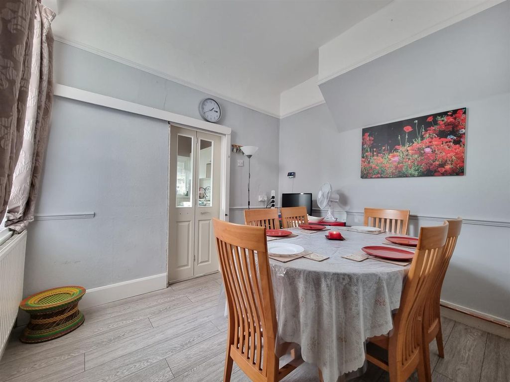 3 bed property for sale in Audley Gardens, Ilford IG3, £550,000