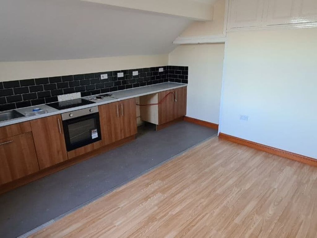 2 bed flat to rent in Dewsbury Road, Beeston, Leeds LS11, £800 pcm