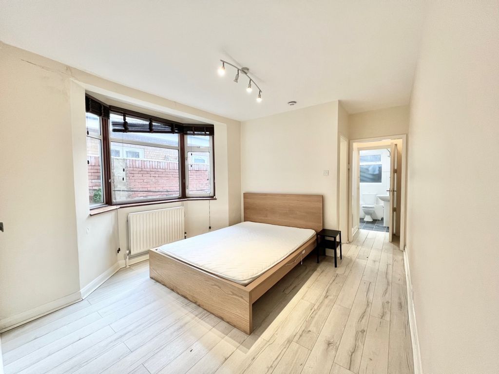 Studio to rent in The Vale, London W3, £1,200 pcm