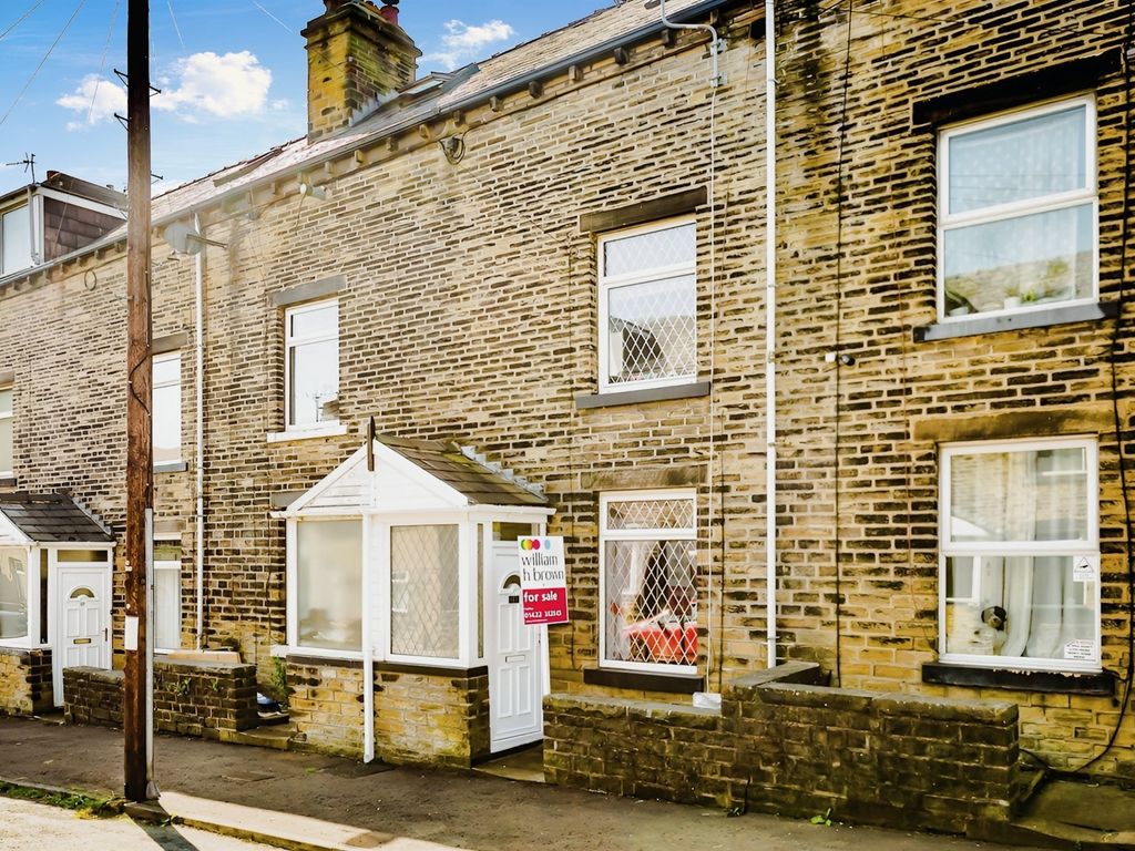 3 bed property to rent in Woodside Place, Halifax HX3, £750 pcm