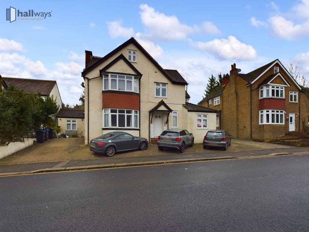 2 bed flat for sale in Flat, Reddown Road, Coulsdon CR5, £290,000