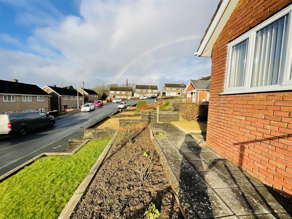 3 bed bungalow for sale in Brynheulog, Dafen, Llanelli SA14, £178,000