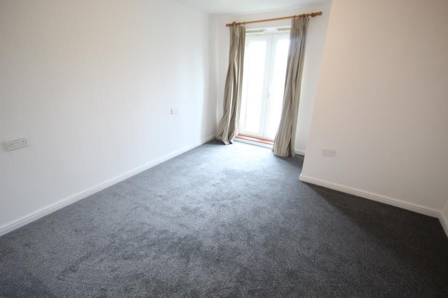 1 bed flat to rent in Bath Road, Slough SL1, £1,250 pcm