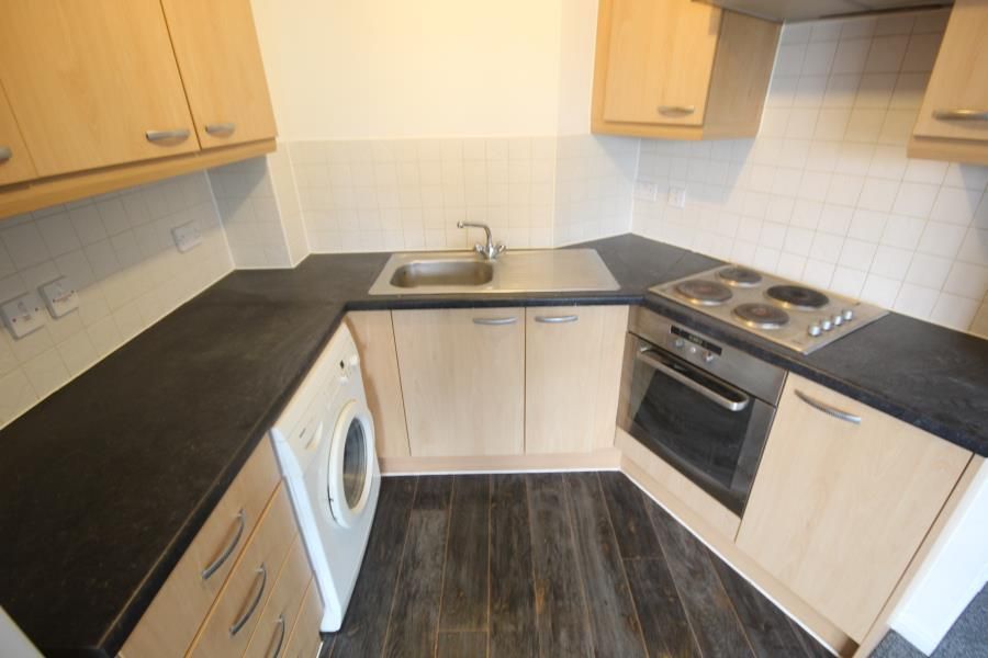 1 bed flat to rent in Bath Road, Slough SL1, £1,250 pcm
