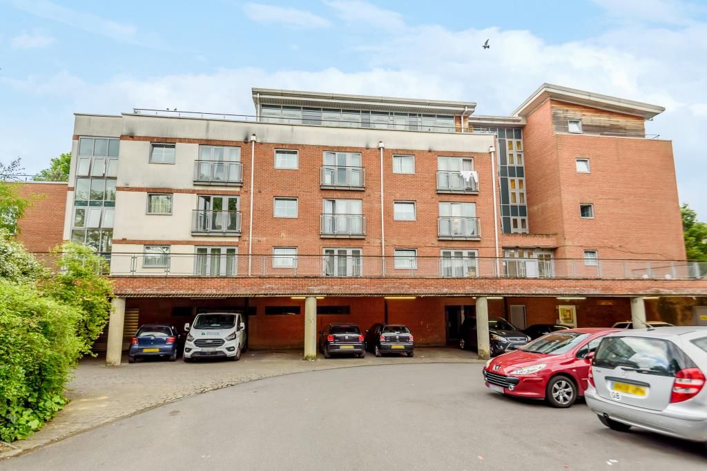 2 bed flat for sale in Slough, Berkshire SL1, £270,000