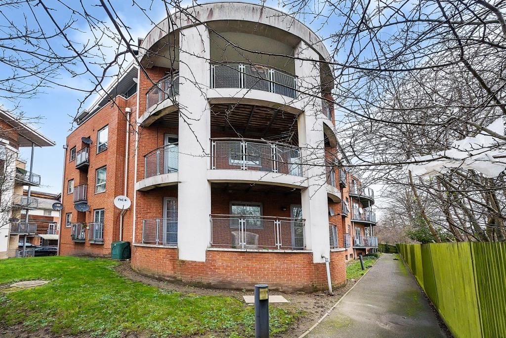 2 bed flat for sale in Slough, Berkshire SL1, £270,000