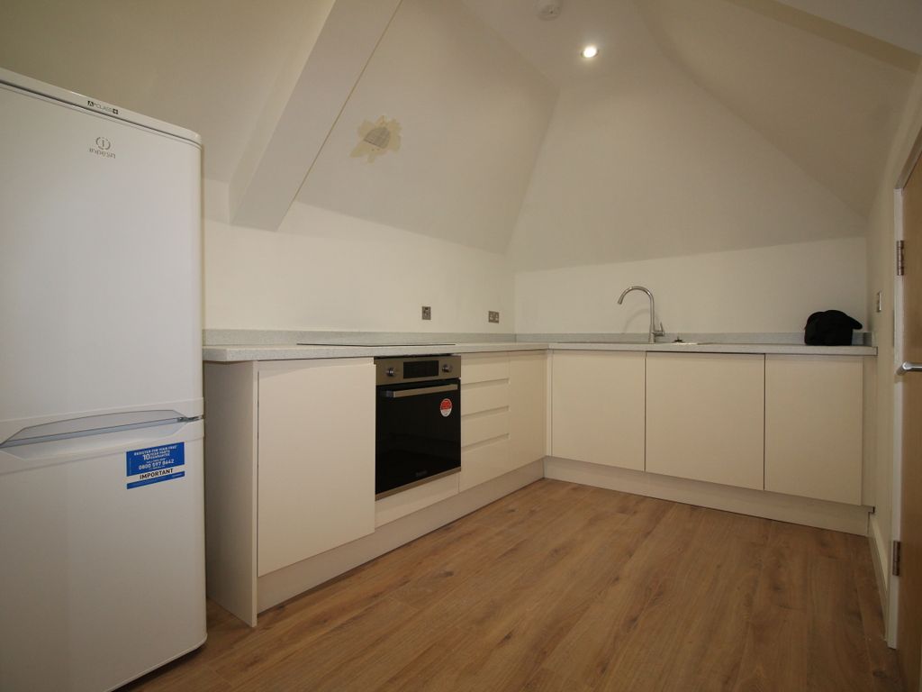 2 bed flat to rent in Oak Road, Leatherhead KT22, £1,650 pcm