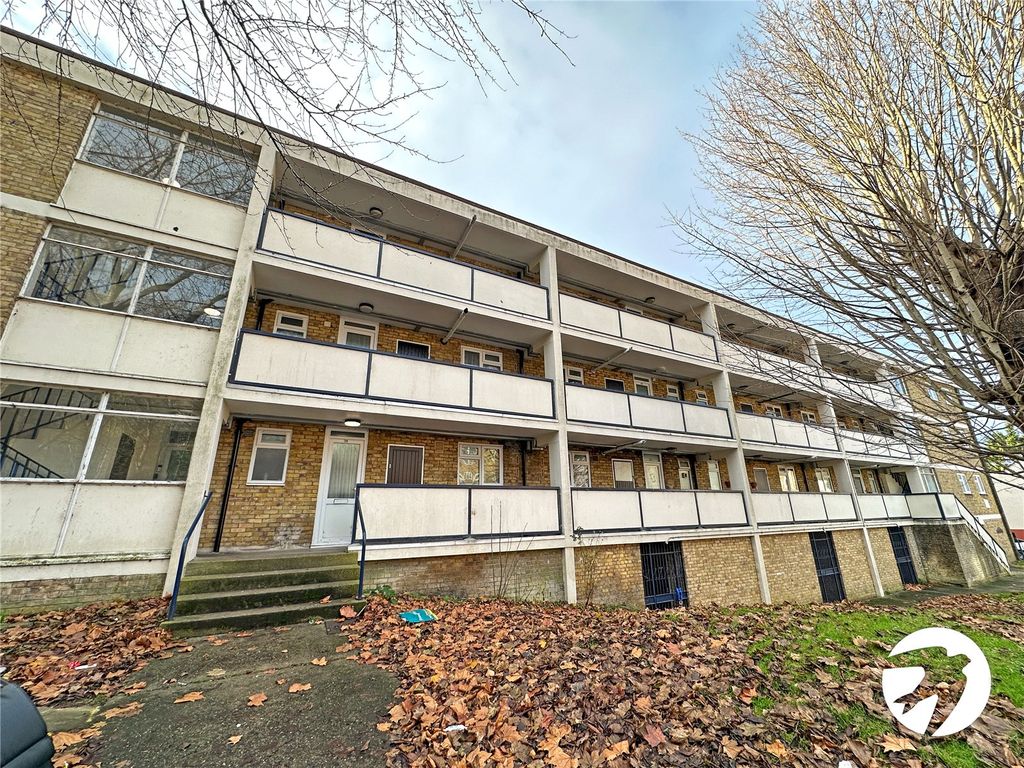 1 bed flat for sale in Kings Road, Chatham, Kent ME5, £130,000