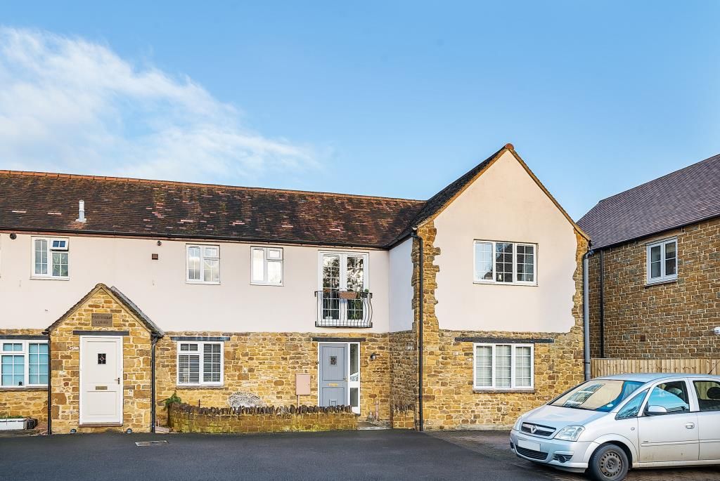 2 bed flat for sale in Adderbury, Oxfordshire OX17, £250,000
