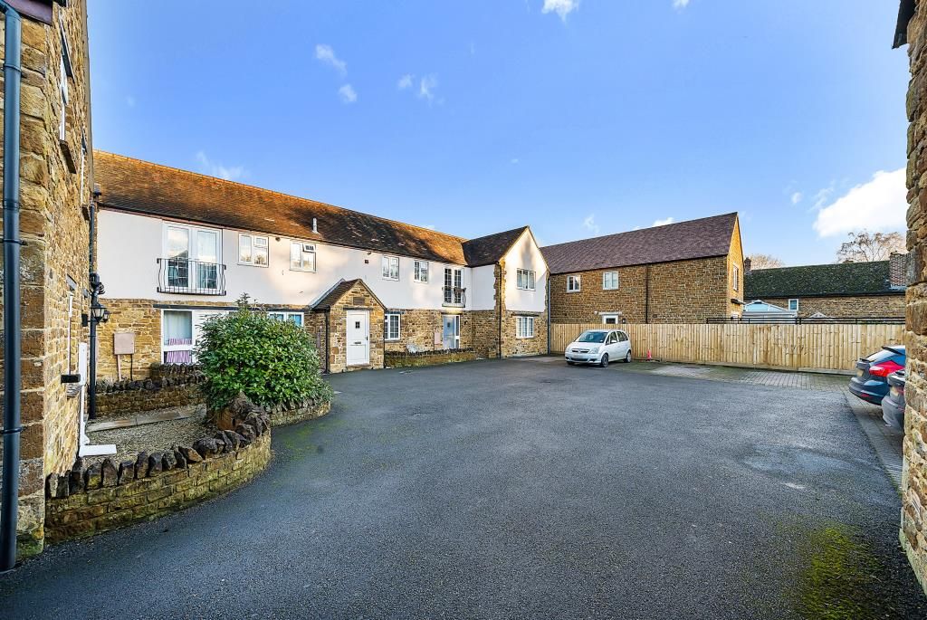 2 bed flat for sale in Adderbury, Oxfordshire OX17, £250,000