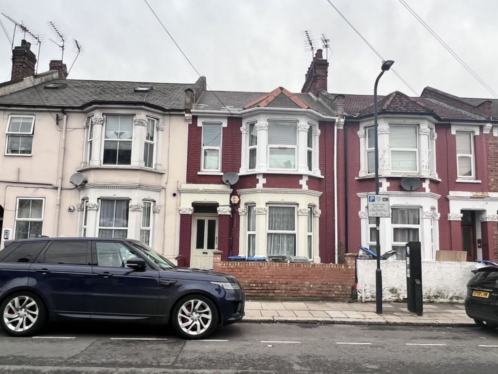 2 bed flat for sale in Belton Road, Willesden NW2, £450,000