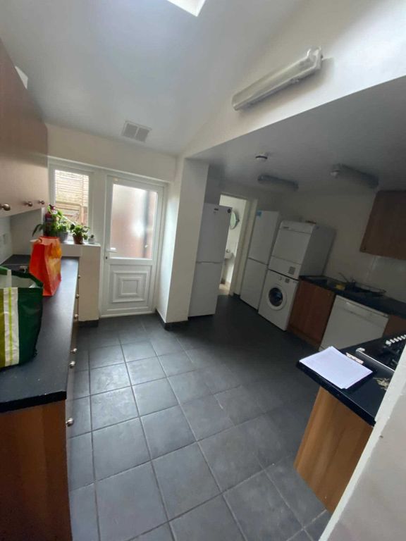 Room to rent in Landcross Road, Manchester M14, £433 pcm