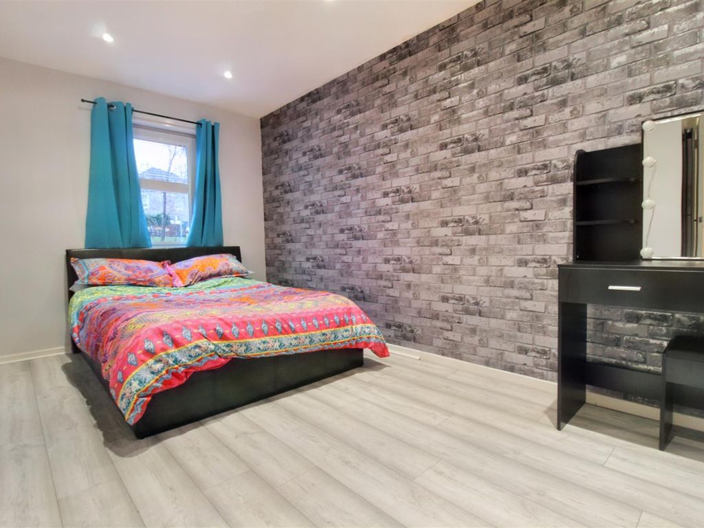 3 bed terraced house for sale in Rashieburn, Erskine PA8, £150,000