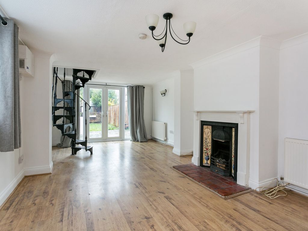 1 bed flat for sale in Station Road, Marlow SL7, £395,000