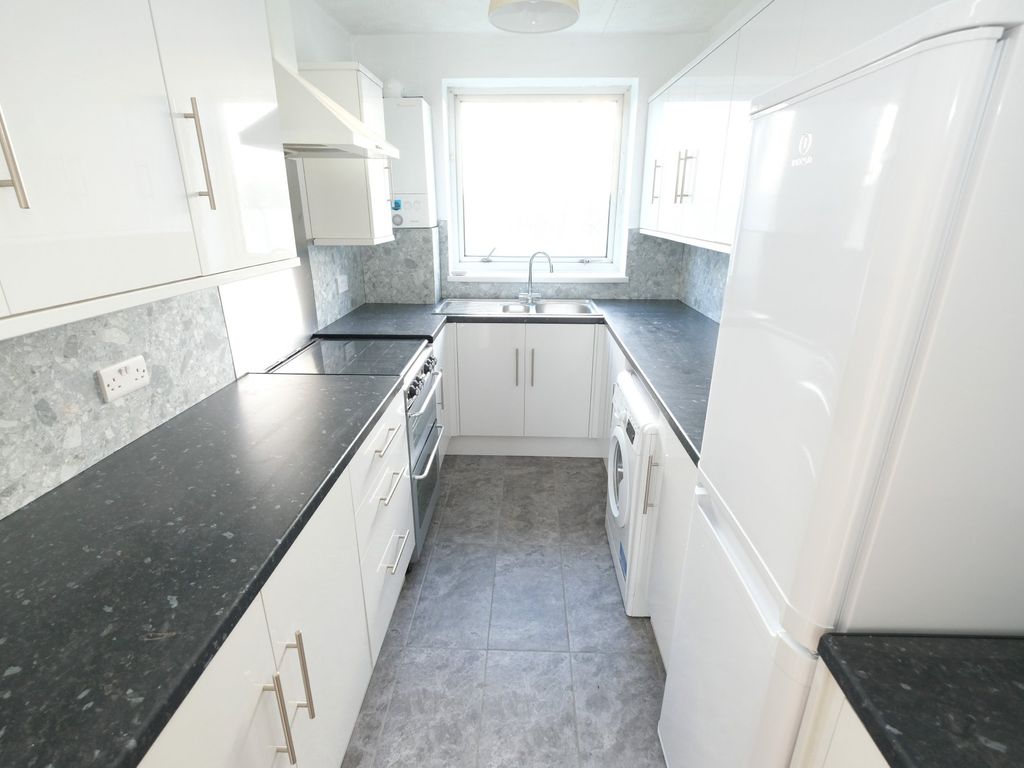 2 bed flat for sale in Stanley Way, Orpington BR5, £249,500